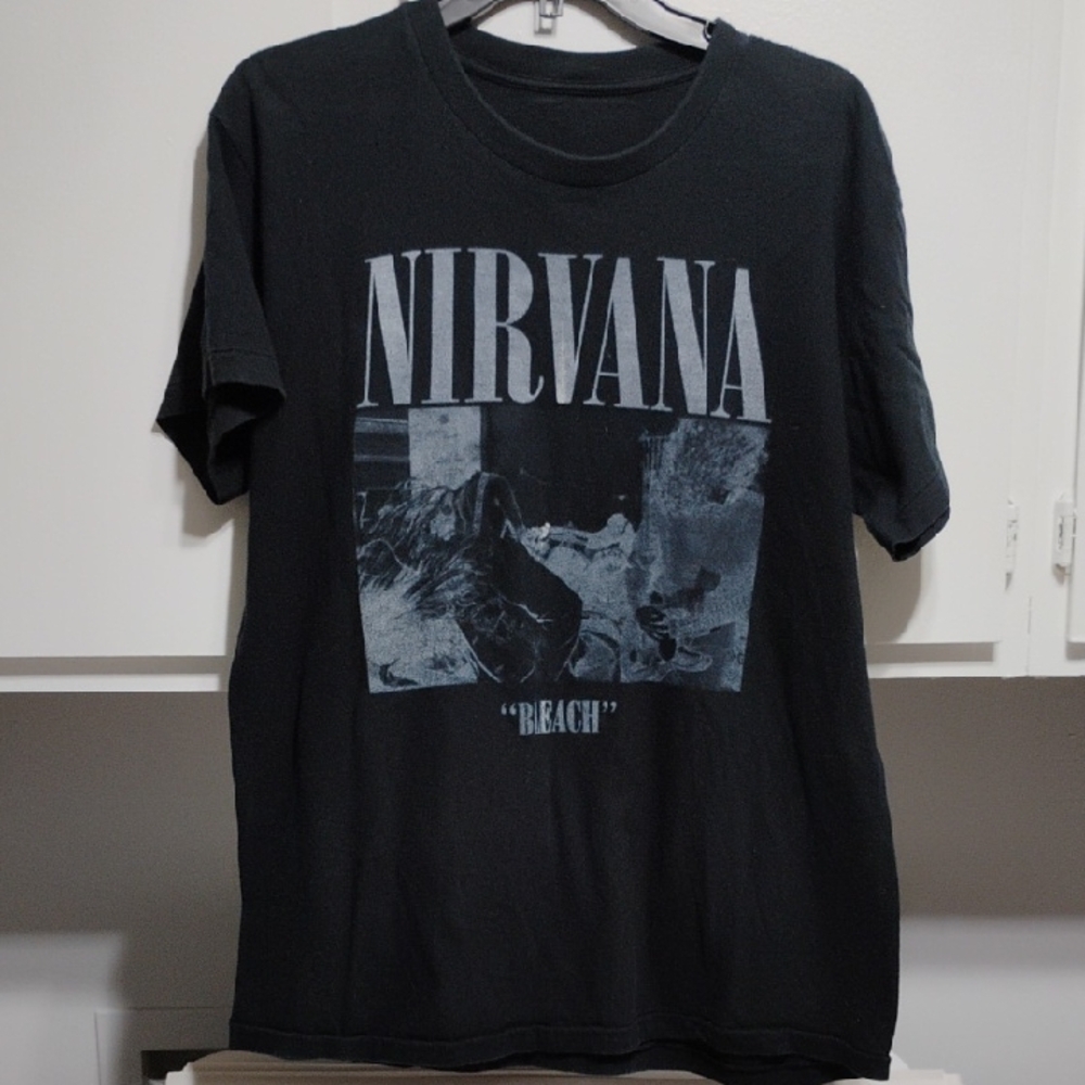 (C-64) SALE! NIRVANA BLEACH Vintage Single Stitch Black Short Sleeve Tee